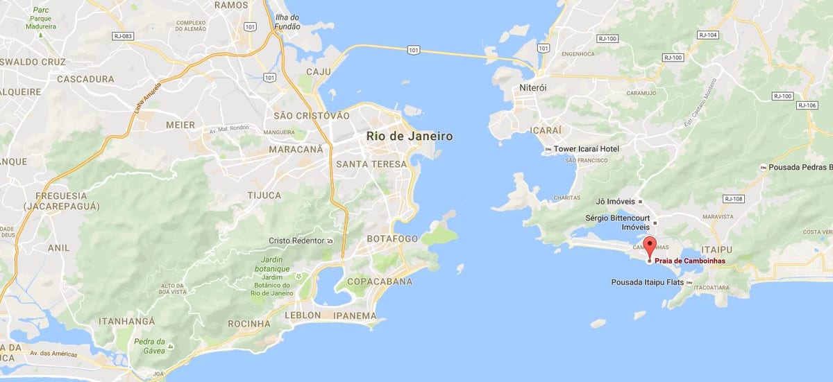 地图的海滩室，提供床单和毛巾