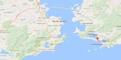地图的海滩室，提供床单和毛巾